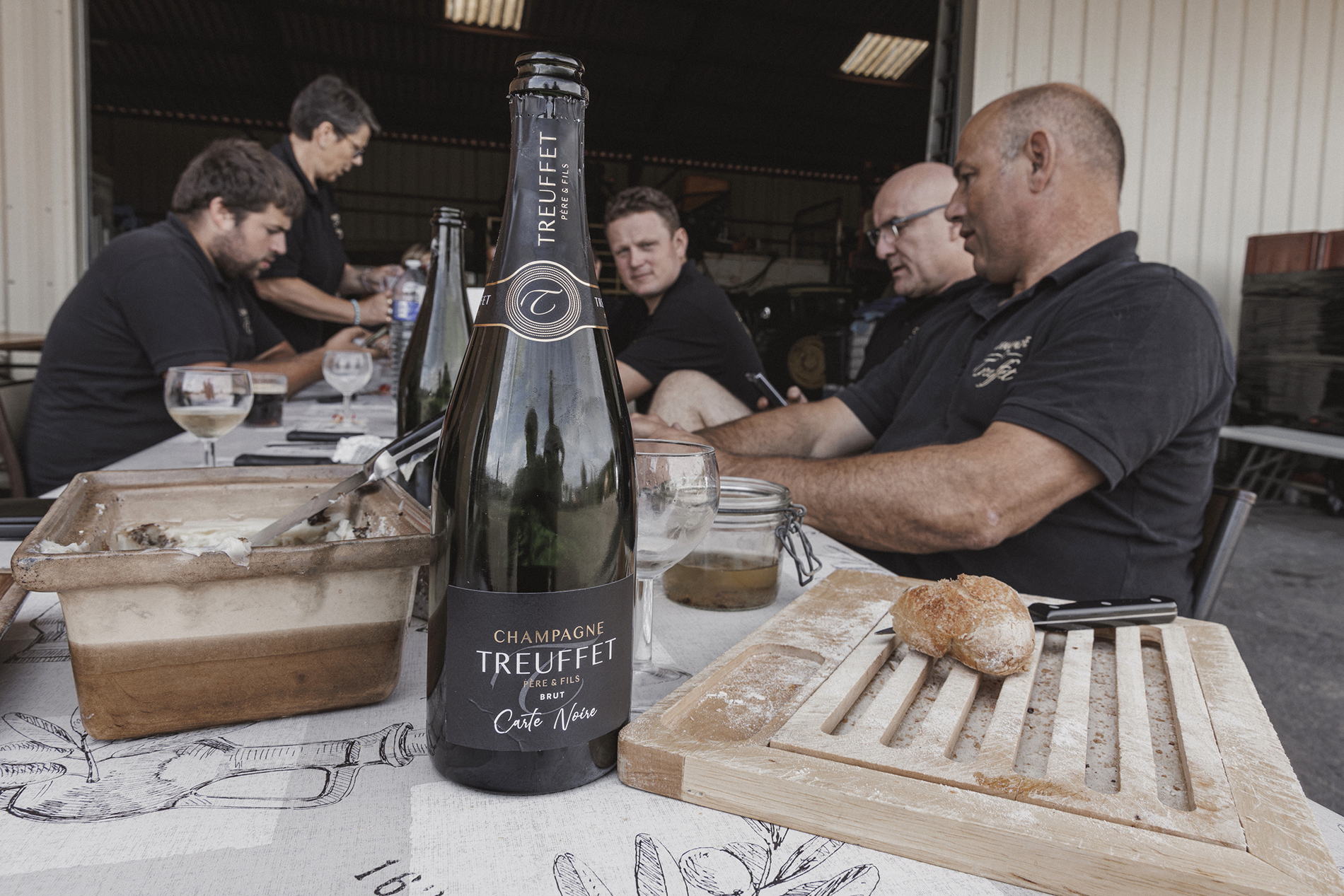 Moment convivial autour d’une cuvée Champagne Treuffet